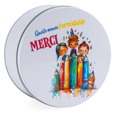 BOITE RONDE EN ZINC BLANCHE MOTIF CRAYONS "QUELLE ANNEE FORMIDABLE MERCI" DIAM 14.6CM HT 7CM