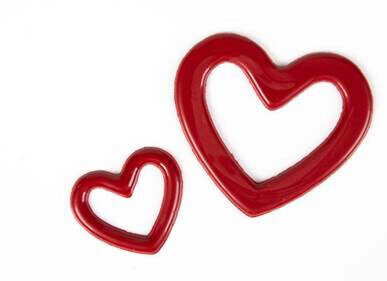 2068014 PLAQUETTE CŒUR ROUGE AJOUREE ASS 40MM & 65MMCHOCOLAT 66 PCES