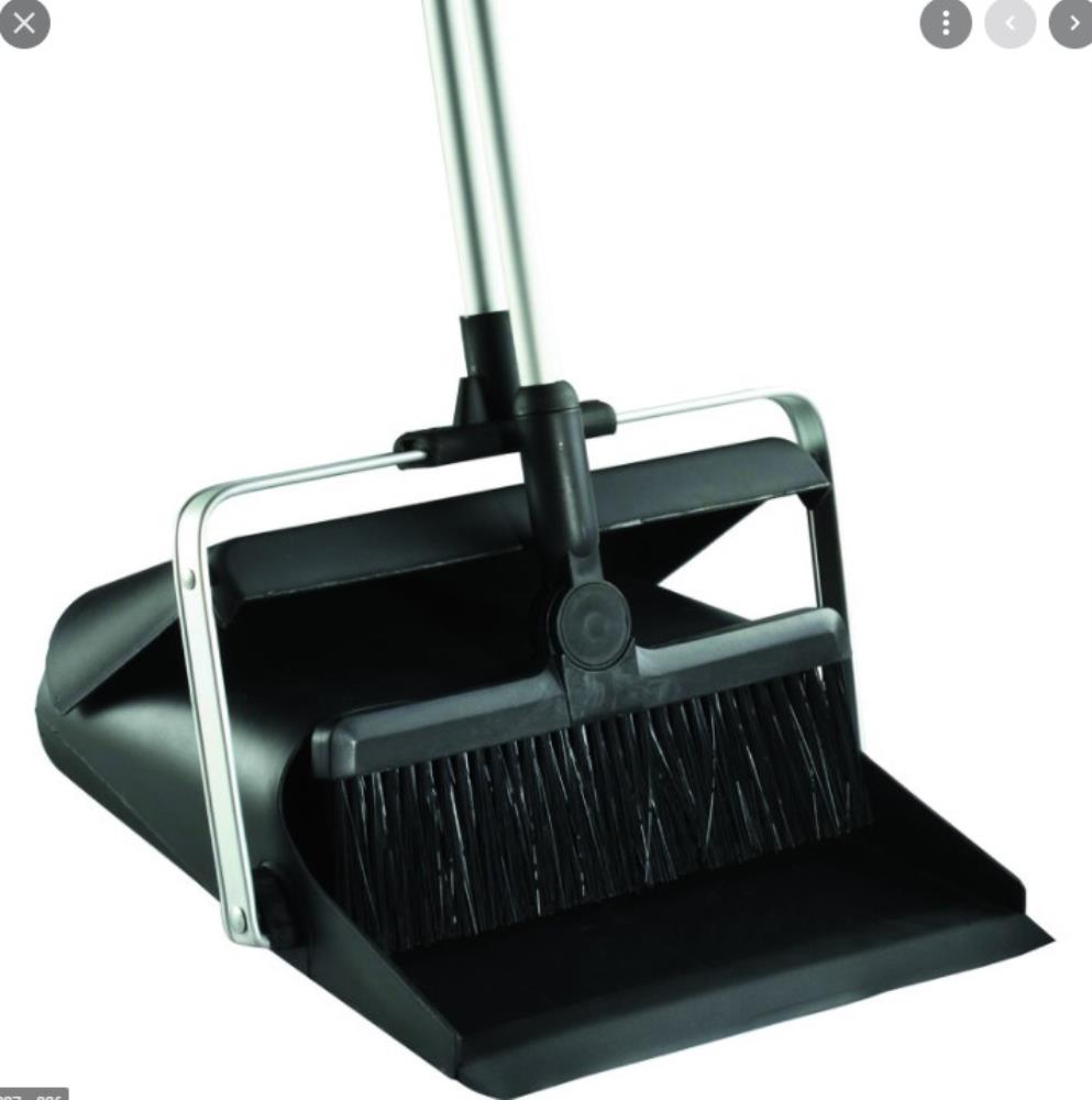 BROOM + TIPPING DUSTPAN