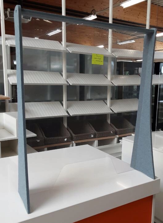 PROTECTION ECRAN PVC EP1MM BASE 80CM  HT95CM SUR PIEDS FEUTRINE  GRIS OU BLANC