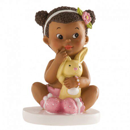 [70409945] FIGURINE BEBE FILLE METISSE ASSIS AVEC PELUCHE
