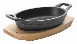 [60251744] LACOR OVAL CAST IRON GRATIN DISH 21.7X15CM 700ML - 2 HANDLES - ON WOODEN BOARD